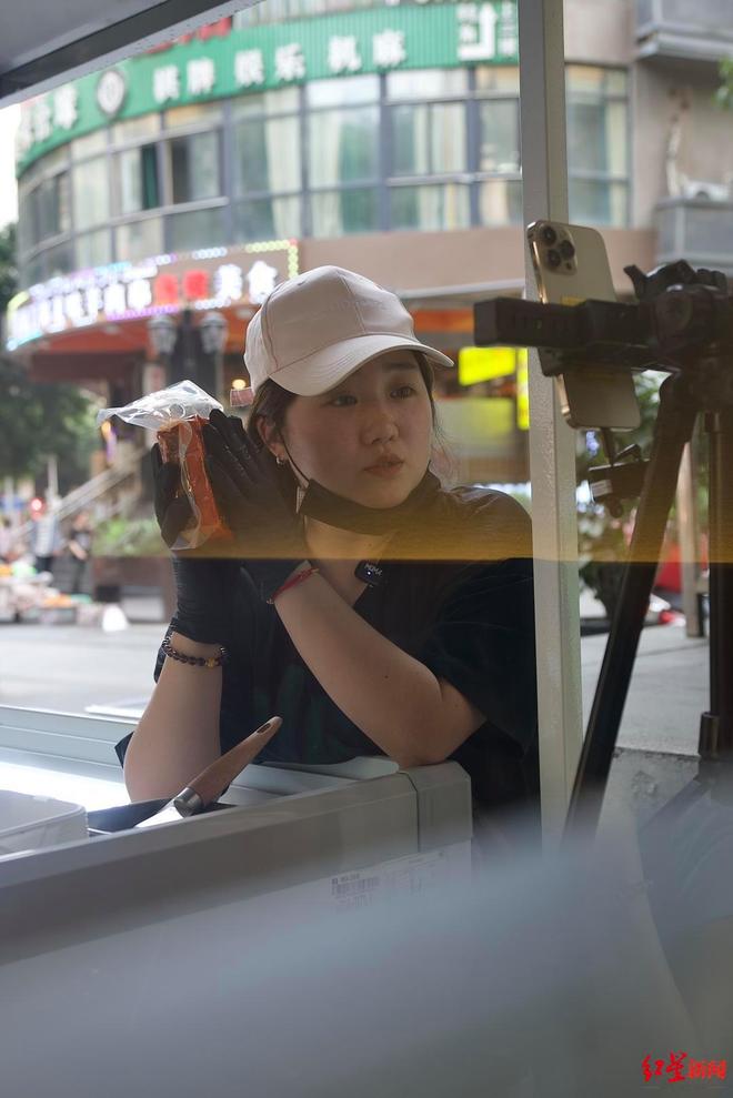 近况曝光！摆摊卖甜品想踏出重生第一步麻将胡了2试玩“重庆姐弟坠亡案”妈妈(图2)